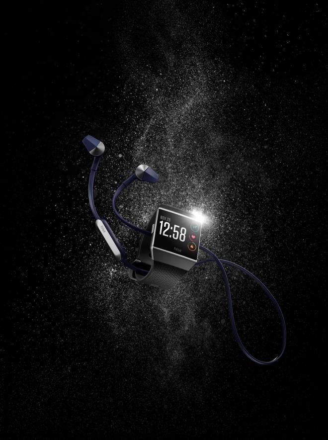 Fitbit Ionic mit Flyer In-Ears (Bild: Fitbit)