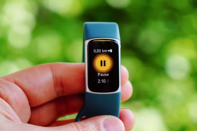 Fitbit Charge 5: im Freien gut ablesbar