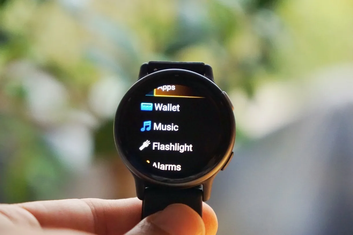 App-Liste der Uhr mit Wallet, Musik, Taschenlampe und Wecker
