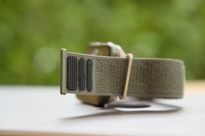 Garmin Venu X1: Armband ist mit Klettverschluss ausgestattet