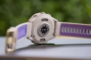 Das Gehäuse der Forerunner 970 hinterlässt im Test einen robusten Eindruck
