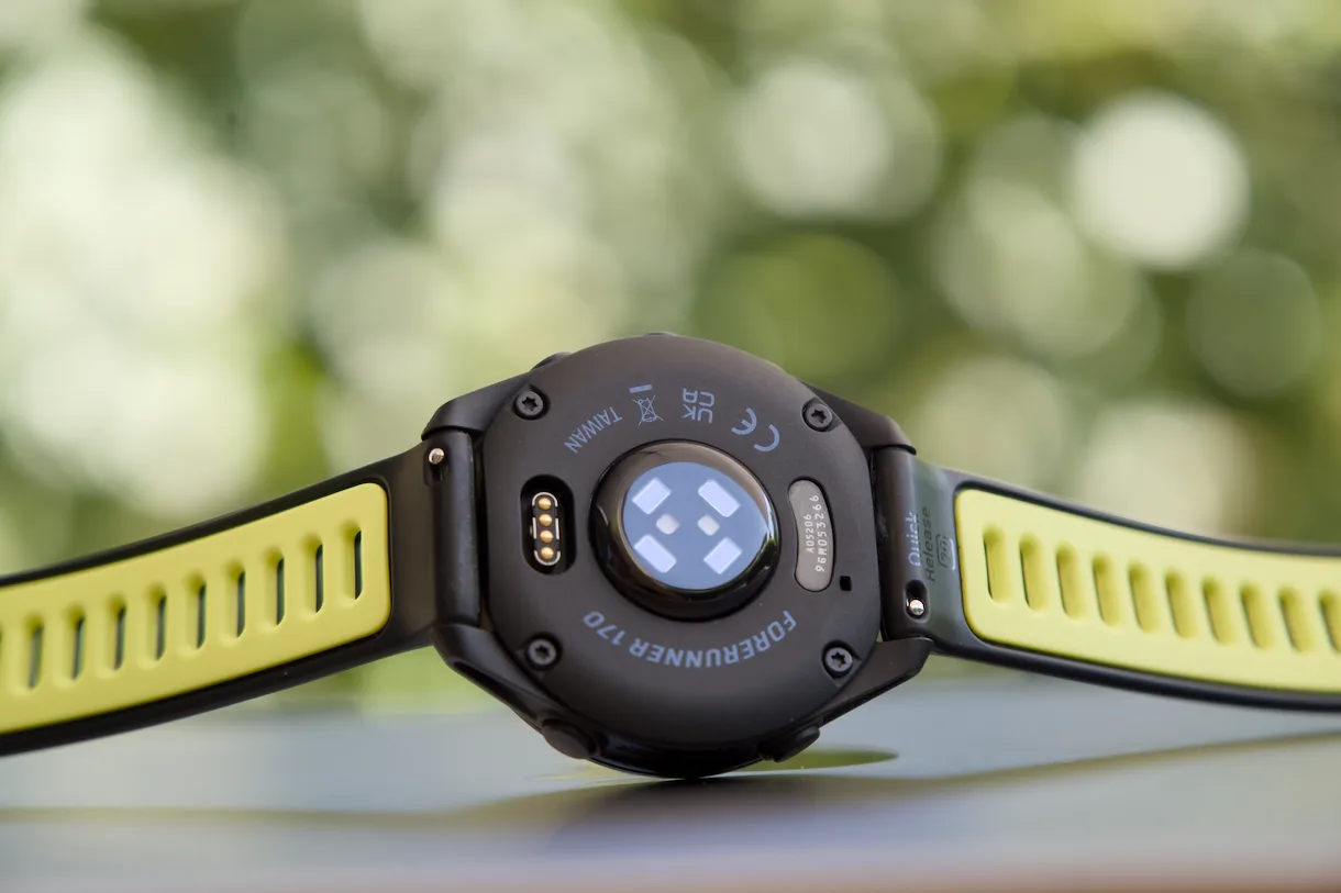 Unterseite der Garmin Forerunner 170 mit optischem Sensor