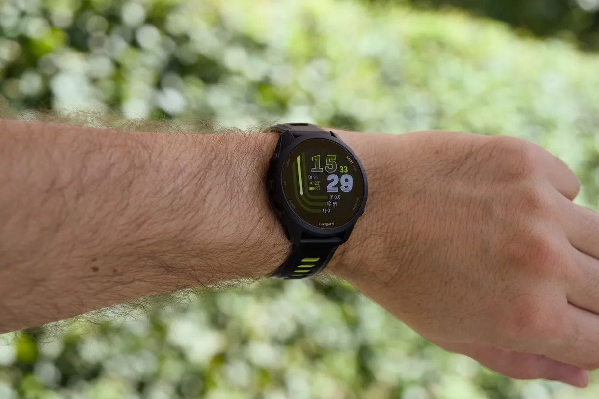 Garmin Forerunner 170 am Handgelenk im Freien