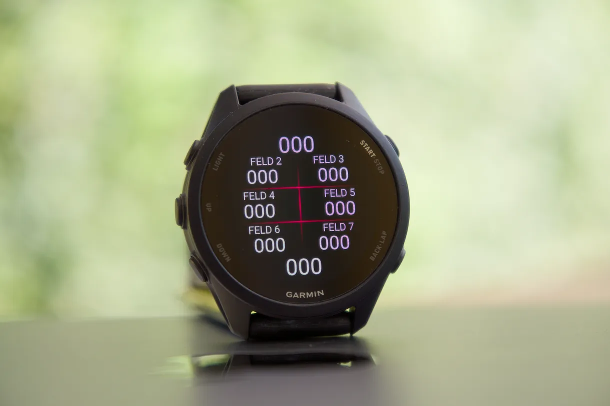 Sieben Datenfelder auf einer Trainingsseite der Garmin Forerunner 170