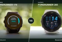 Schwarze Garmin Forerunner 170 links und weiß-blaue Forerunner 265 rechts in einer grafischen Gegenüberstellung mit VS.