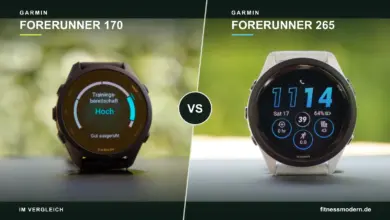 Schwarze Garmin Forerunner 170 links und weiß-blaue Forerunner 265 rechts in einer grafischen Gegenüberstellung mit VS.