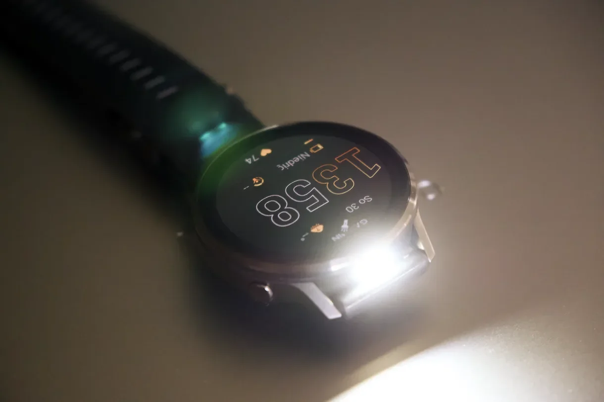 Die weiße LED-Taschenlampe der Garmin Venu 4 leuchtet an der Gehäuseseite