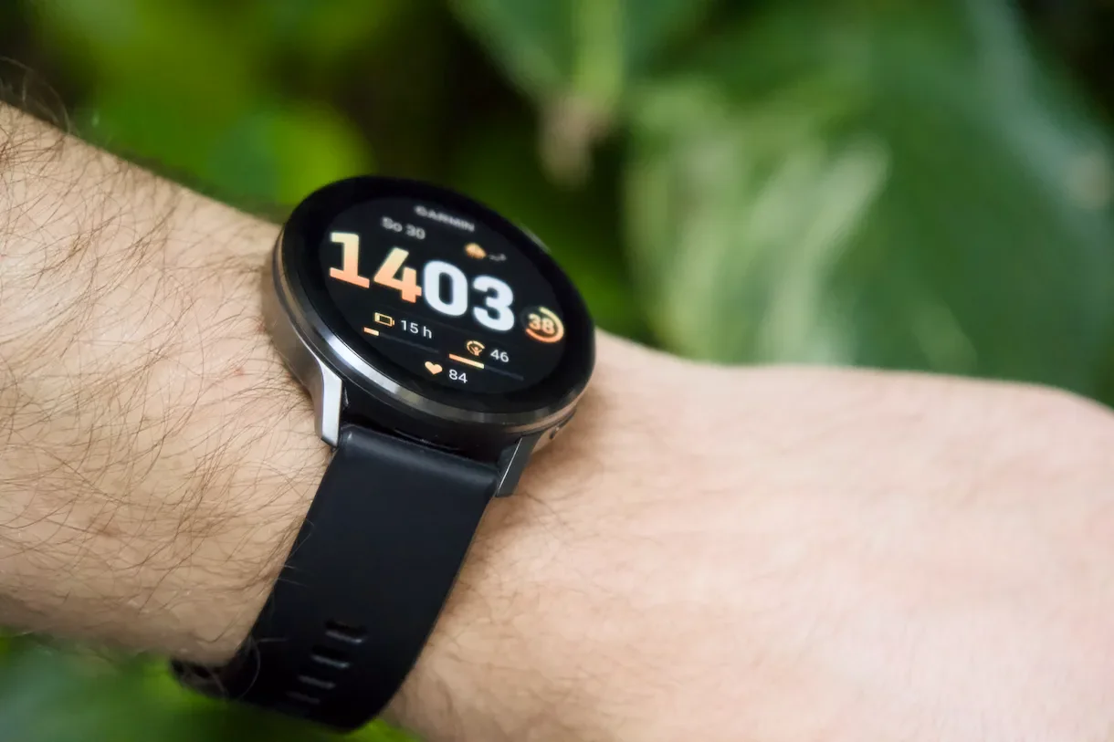 Venu 4 mit 45-mm-Gehäuse und schwarzem Silikonarmband am Handgelenk