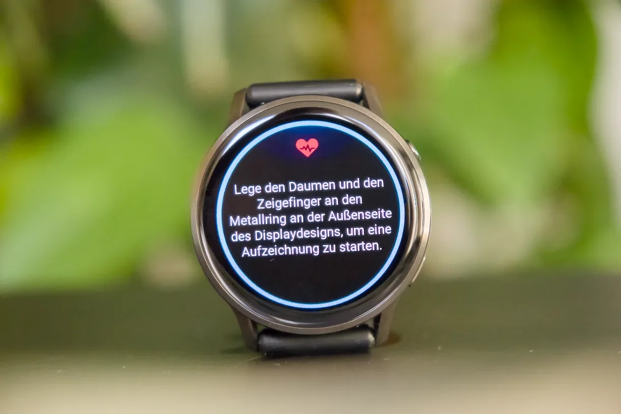 Garmin Venu 4 zeigt die Anweisung, den Metallring für eine EKG-Aufnahme zu berühren